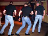 endlich mal Männer mit beweglichen Hüften!/ finally men who know how to move their hips!