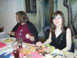 Tanja und Martina beim Essen / Tanja and Martina are eating