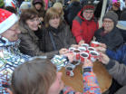 Anstossen mit Glühwein - Cheers with hot wine